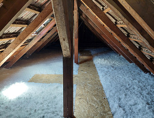 Zateplení stropu zděného rodinného domu pomocí foukané izolace